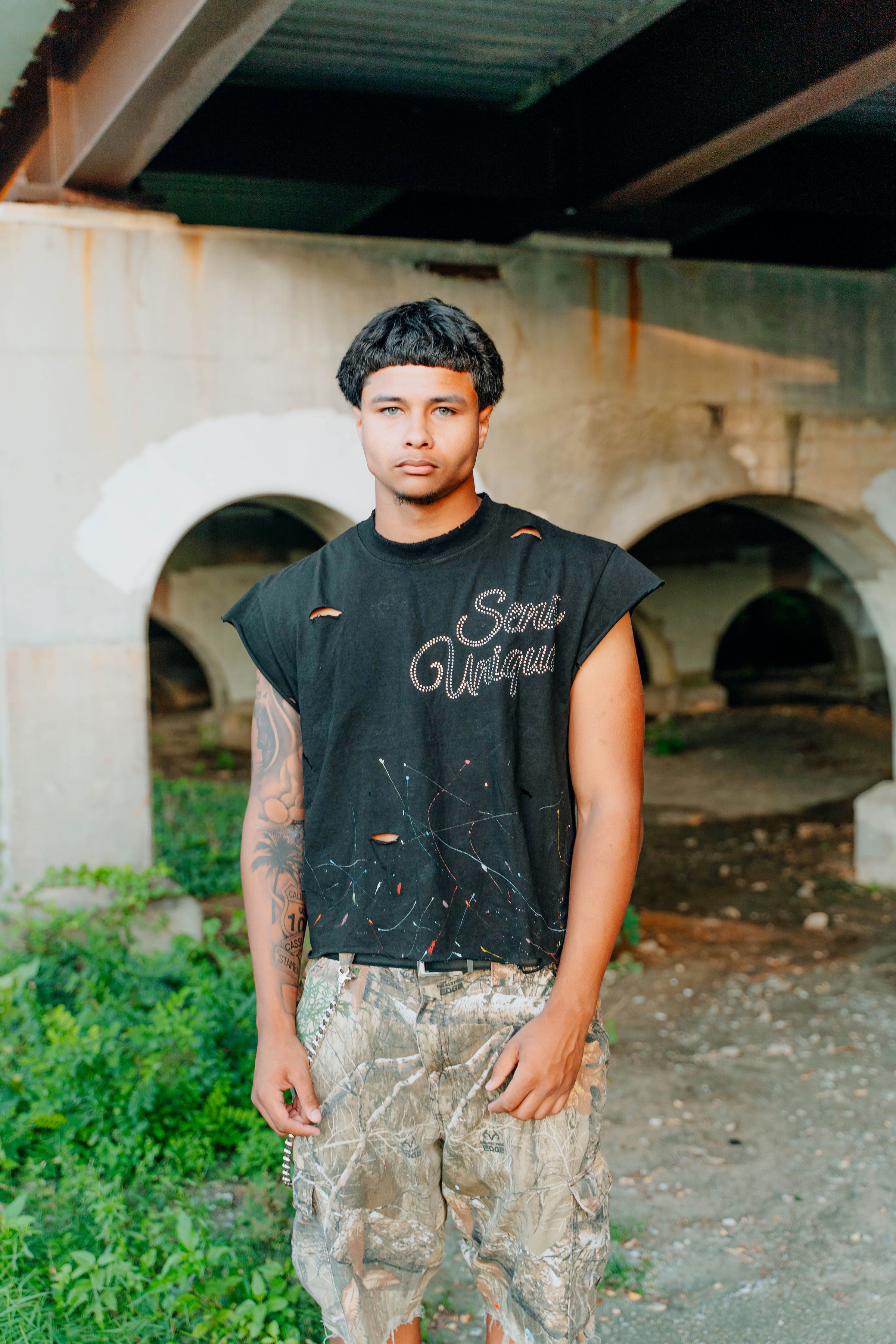 SENS UNIQUE SIGNATURE CUTOFF TEE NOIRE