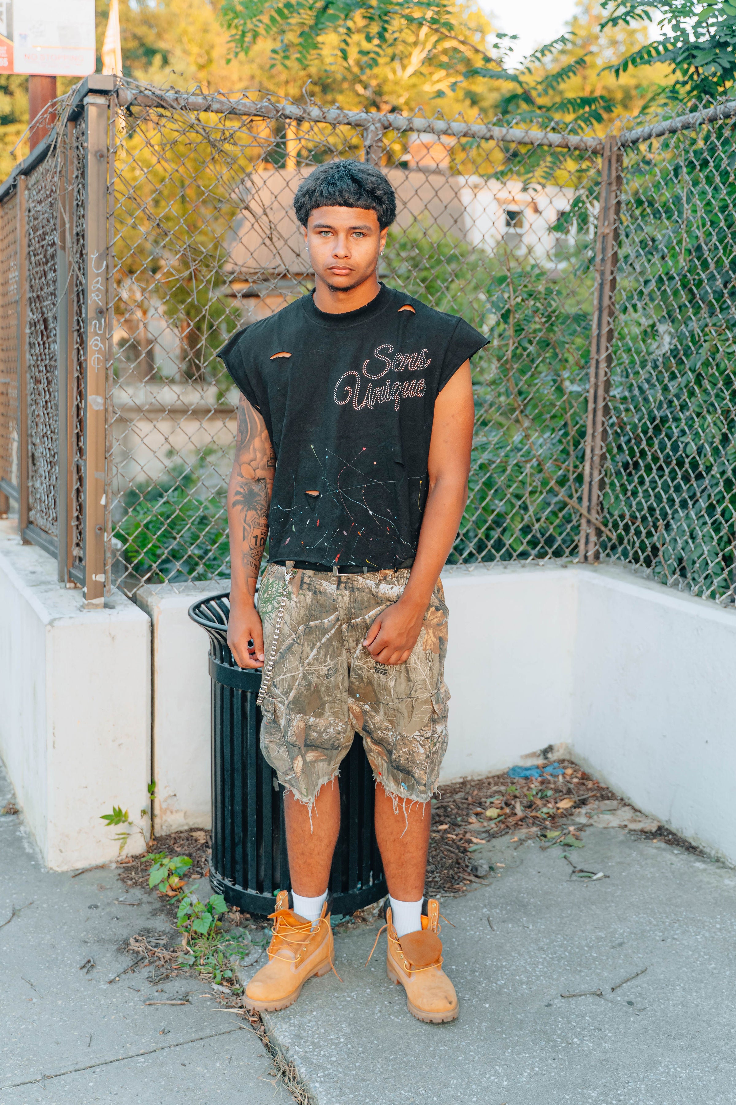 SENS UNIQUE SIGNATURE CUTOFF TEE NOIRE