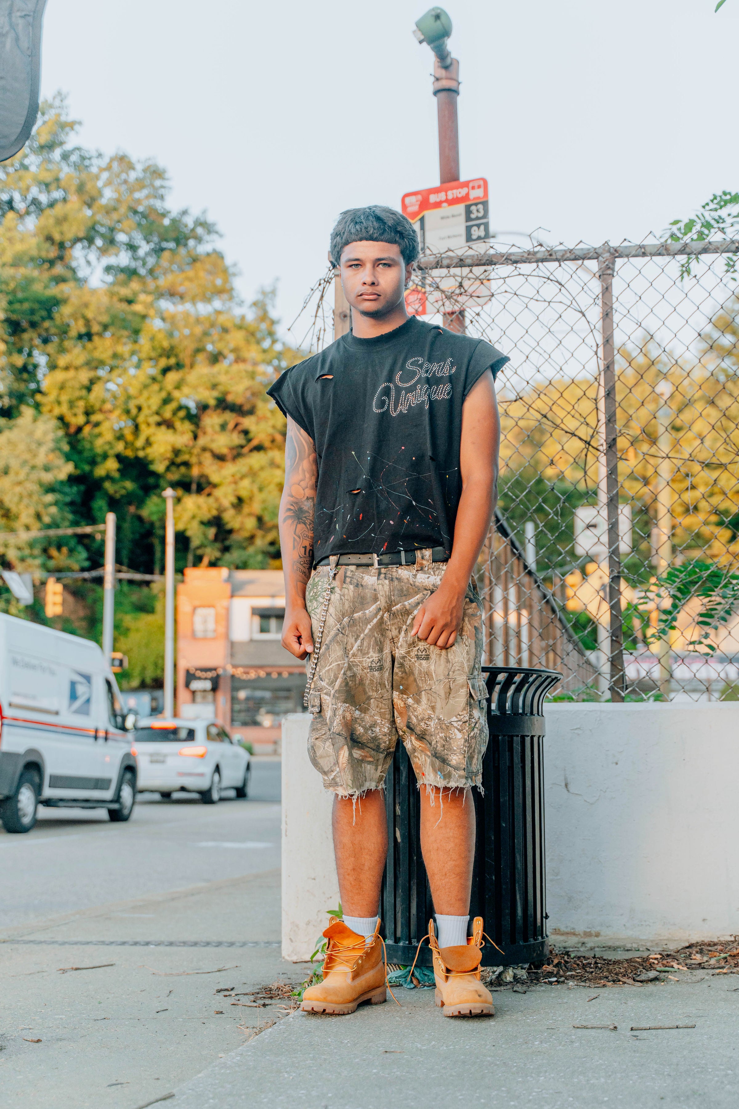 SENS UNIQUE SIGNATURE CUTOFF TEE NOIRE