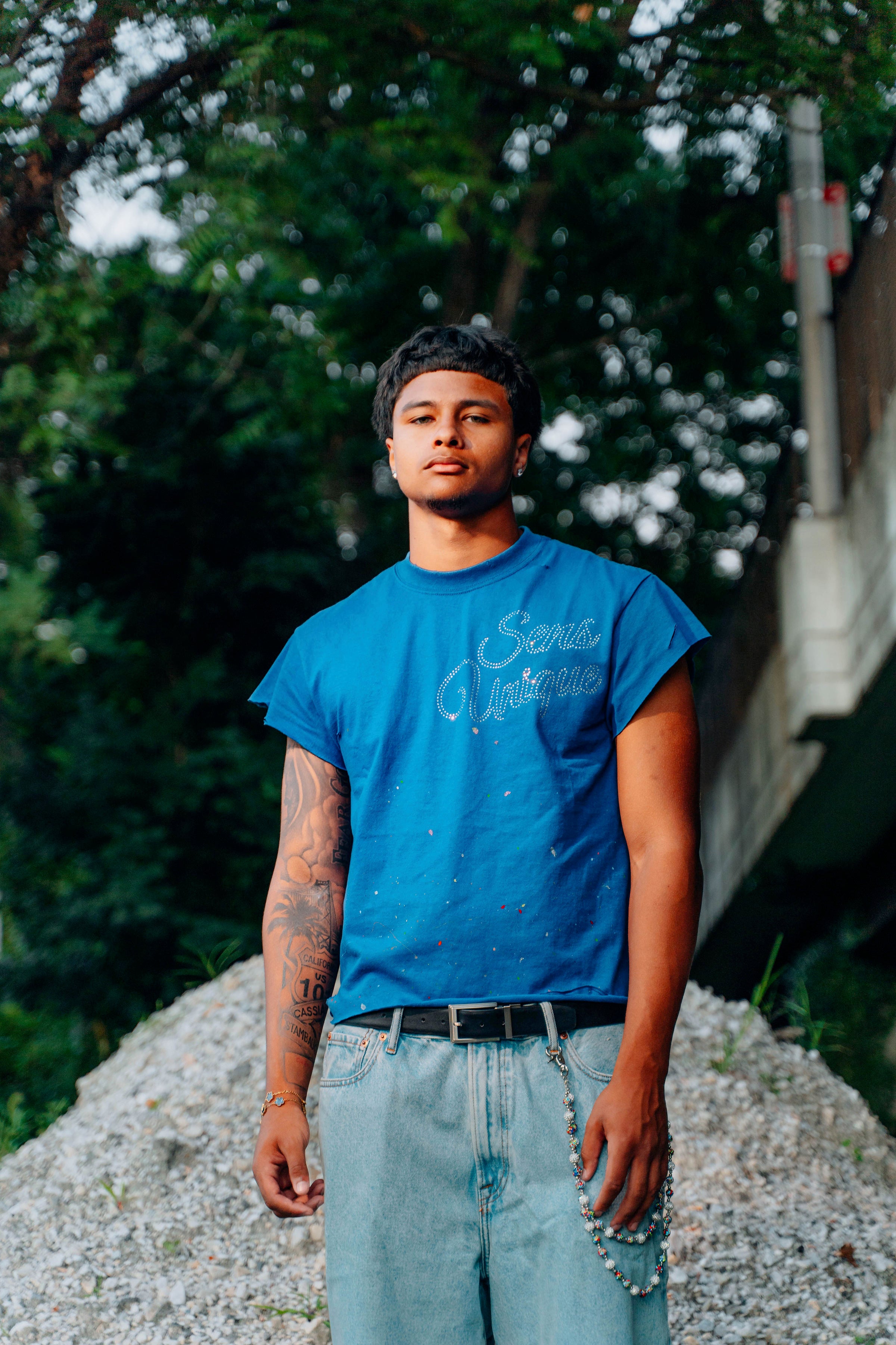 SENS UNIQUE SIGNATURE CUTOFF TEE BLEU CELESTE